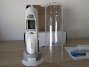 Beurer FT 58 Ohrthermometer Ansicht im Ständer von vorn