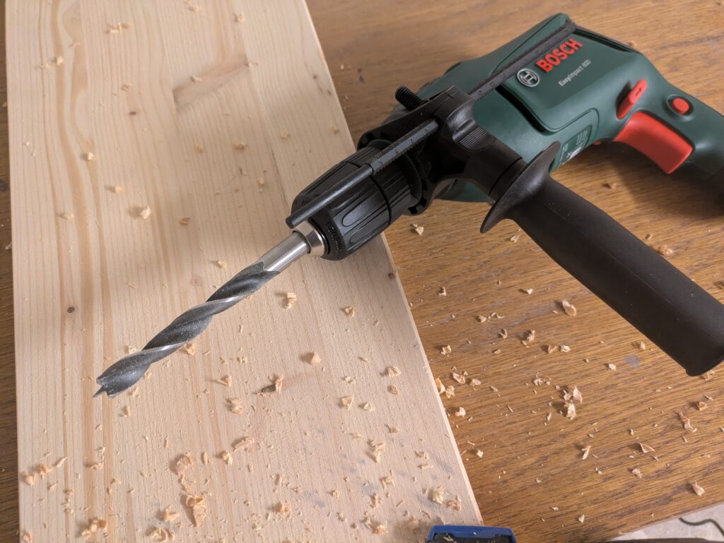 Bosch EasyImpact 600 Schlagbohrmaschine beim Holzbohren (2)
