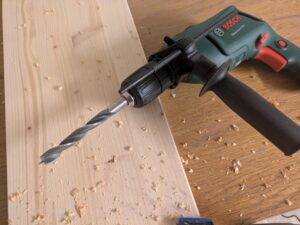 Bosch EasyImpact 600 Schlagbohrmaschine beim Holzbohren (2)