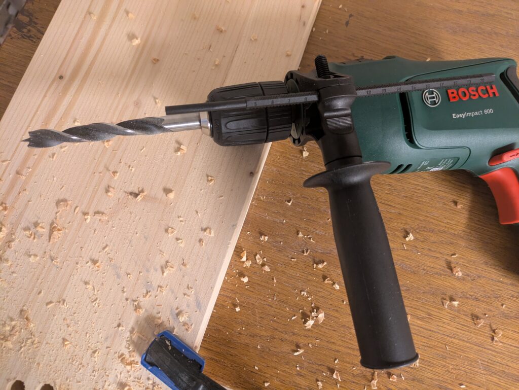 Bosch EasyImpact 600 Schlagbohrmaschine beim Holzbohren (3)