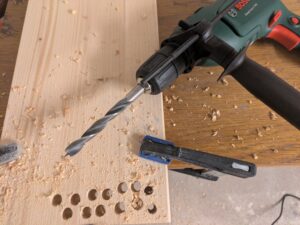 Bosch EasyImpact 600 Schlagbohrmaschine beim Holzbohren