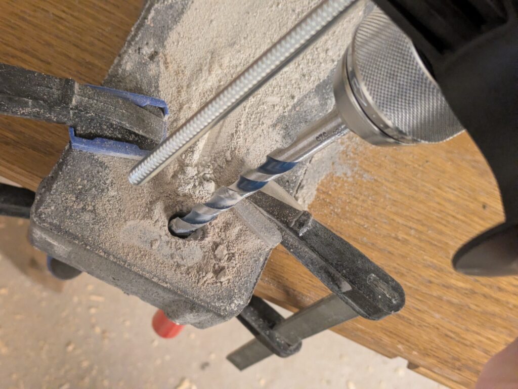 Bosch Professional GSB 16 RE Schlagbohrmaschine beim Steinbohren