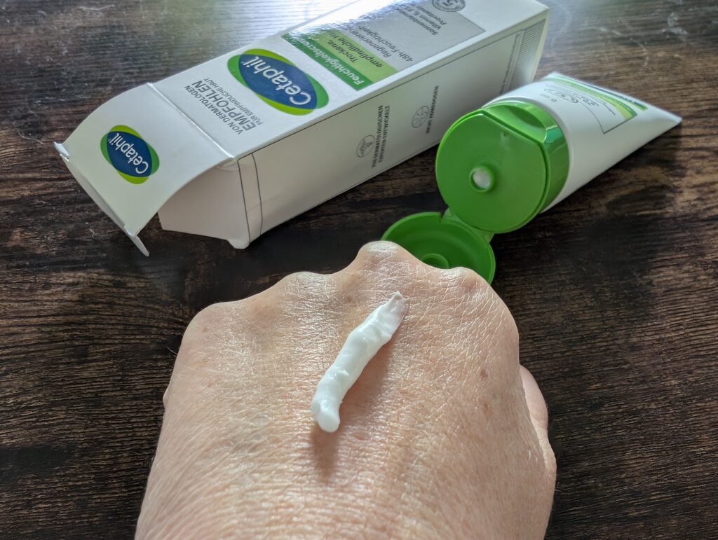 Cetaphil-Feuchtigkeitscreme Creme auf dem Handrücken