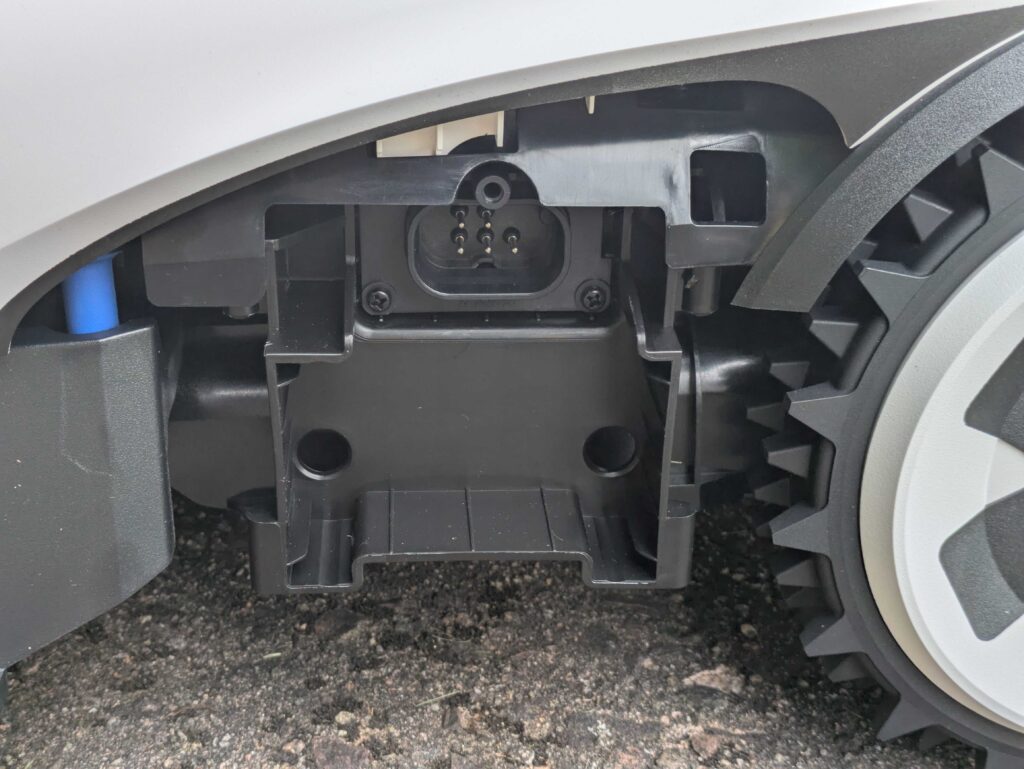ECOVACS Goat A1600 LiDAR PRO Mähroboter Anschluss für die Bürsten