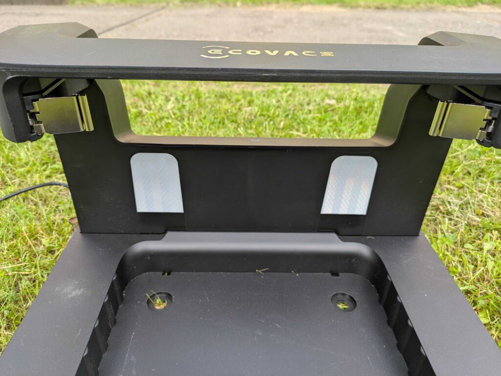 ECOVACS Goat A1600 LiDAR PRO Mähroboter Ladestation von vorne (2)