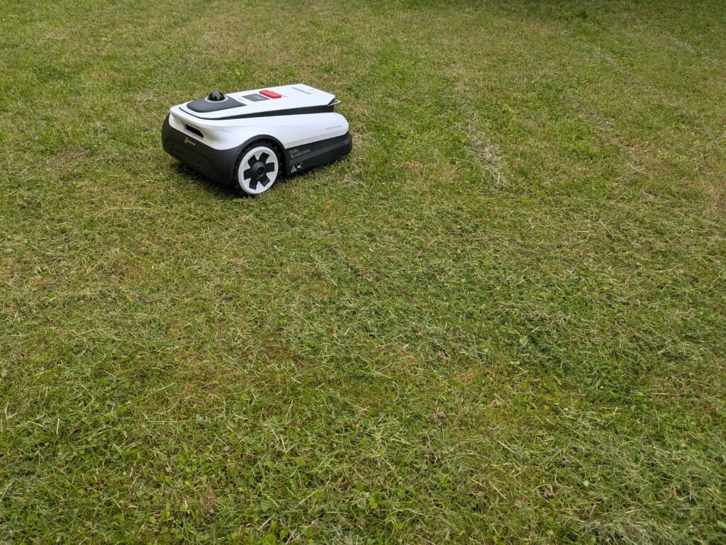 ECOVACS Goat A1600 LiDAR PRO Mähroboter auf Gras