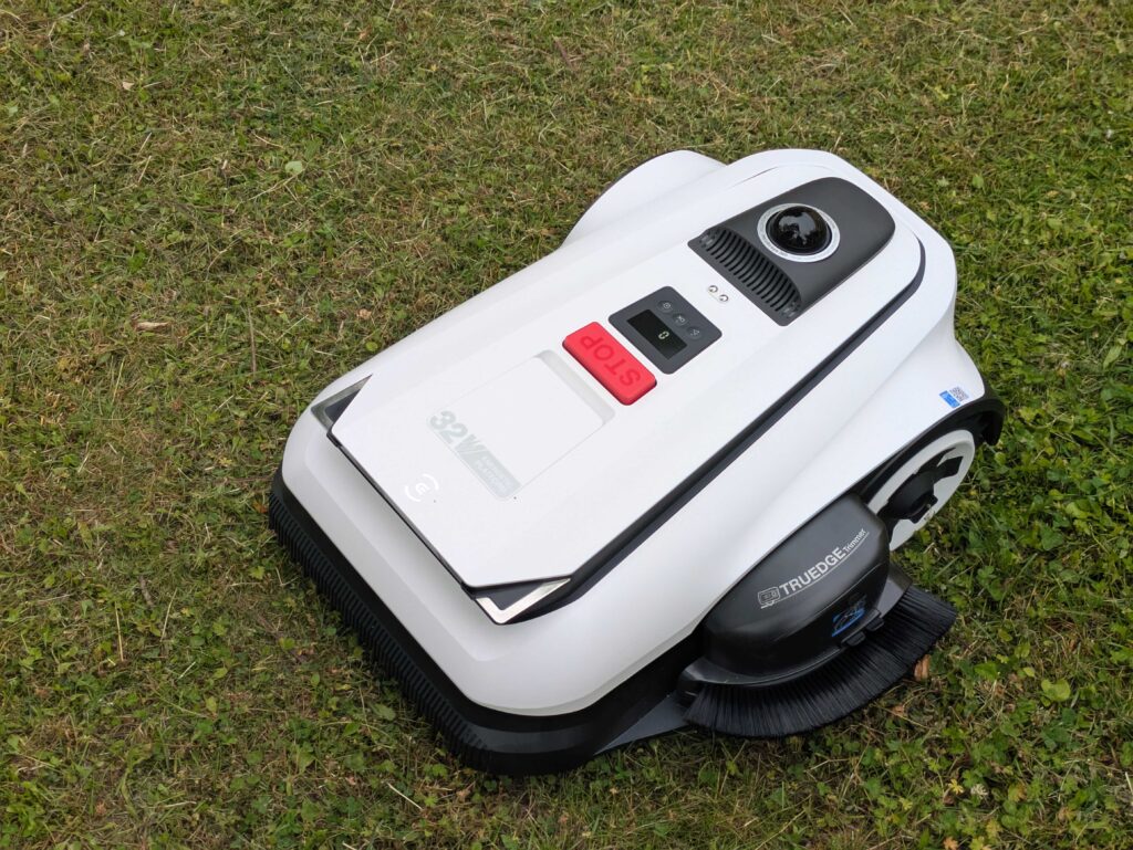 ECOVACS Goat A1600 LiDAR PRO Mähroboter auf Gras (2)