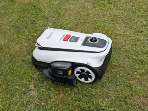 ECOVACS Goat A1600 LiDAR PRO Mähroboter auf Gras (3)