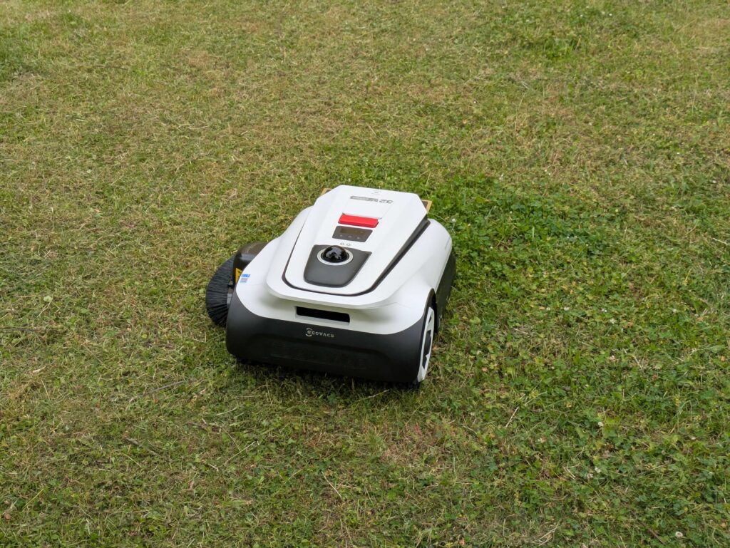 ECOVACS Goat A1600 LiDAR PRO Mähroboter auf Gras (4)