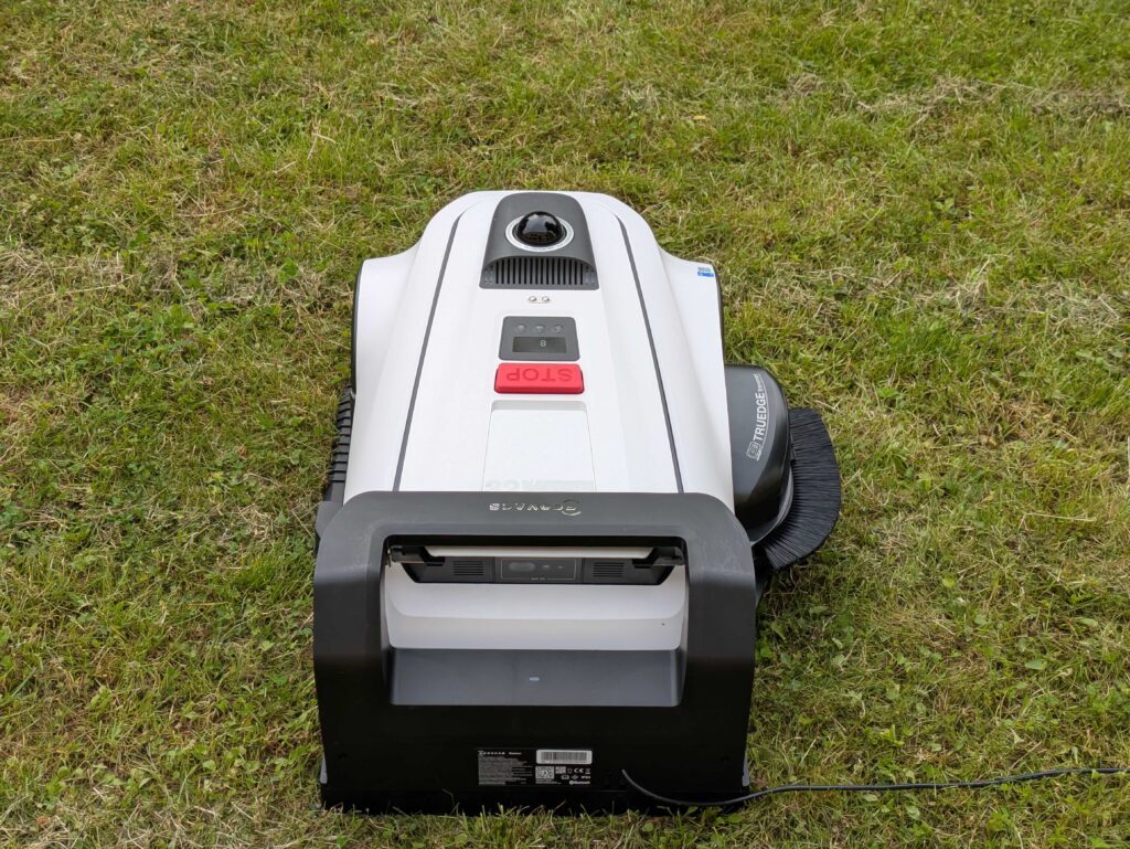 ECOVACS Goat A1600 LiDAR PRO Mähroboter in der Ladestation (2)
