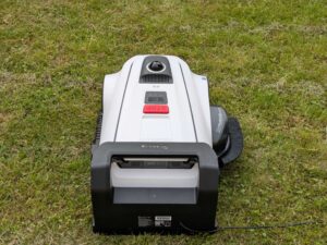 ECOVACS Goat A1600 LiDAR PRO Mähroboter in der Ladestation (2)