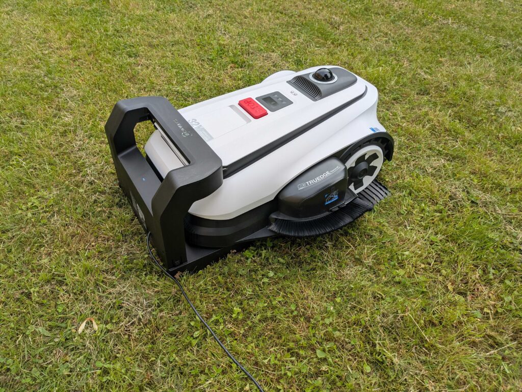 ECOVACS Goat A1600 LiDAR PRO Mähroboter in der Ladestation (3)