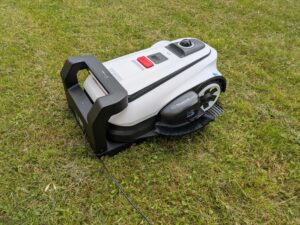 ECOVACS Goat A1600 LiDAR PRO Mähroboter in der Ladestation (3)