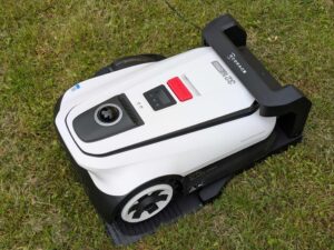 ECOVACS Goat A1600 LiDAR PRO Mähroboter in der Ladestation