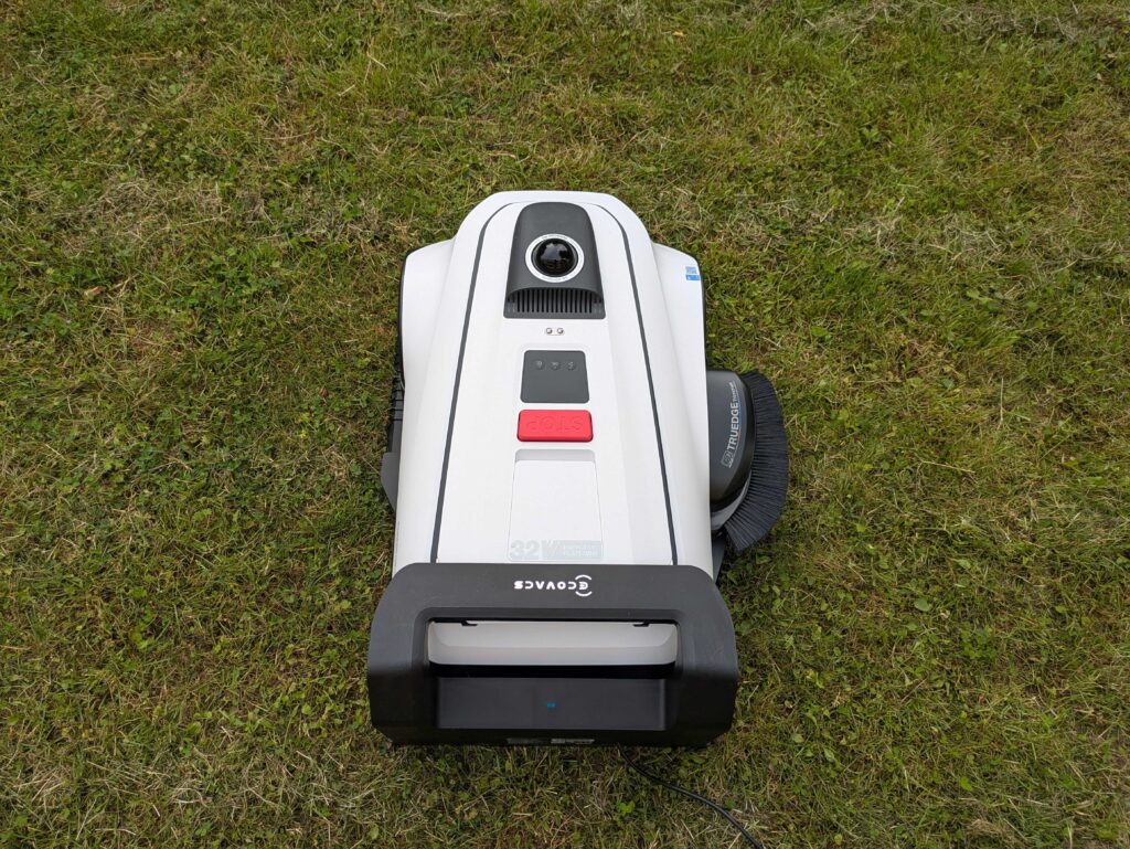 ECOVACS Goat A1600 LiDAR PRO Mähroboter in der Ladestation (4)