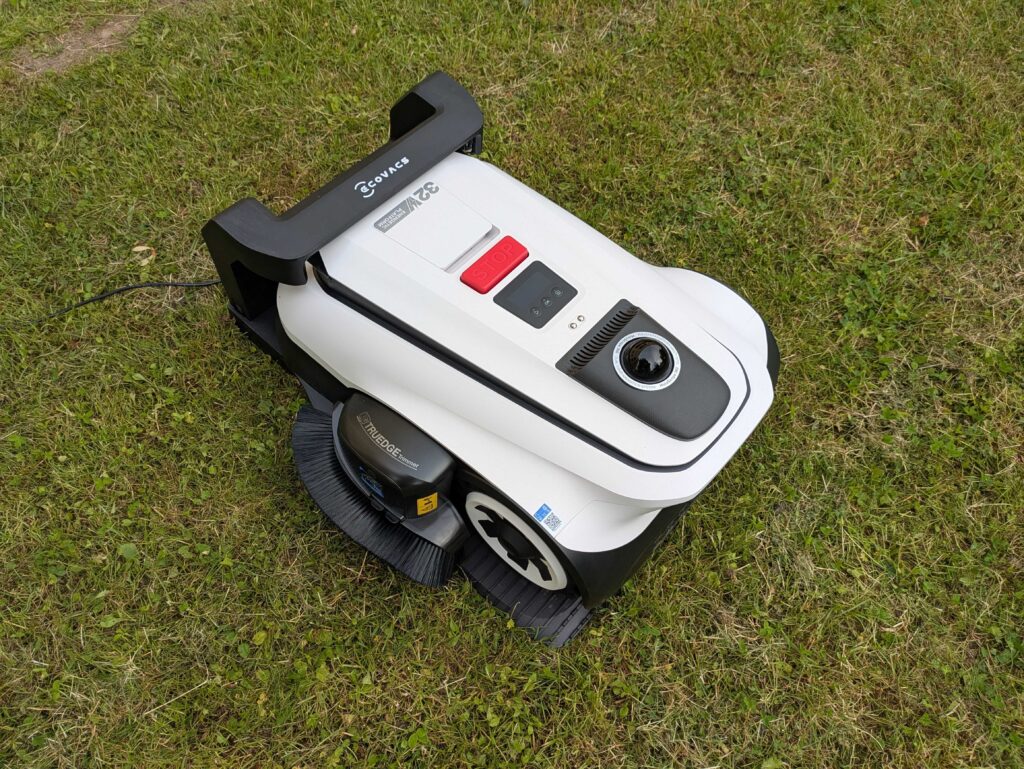 ECOVACS Goat A1600 LiDAR PRO Mähroboter in der Ladestation (5)