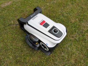 ECOVACS Goat A1600 LiDAR PRO Mähroboter in der Ladestation (5)