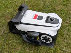 ECOVACS Goat A1600 LiDAR PRO Mähroboter in der Ladestation von der Seite