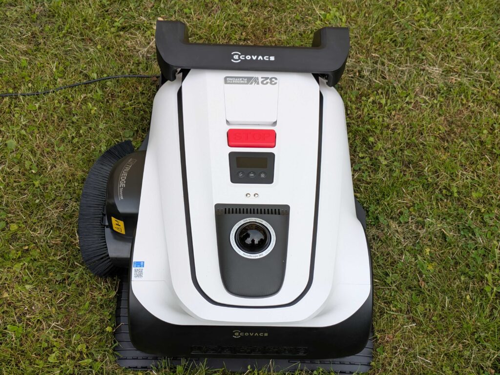 ECOVACS Goat A1600 LiDAR PRO Mähroboter in der Ladestation von hinten