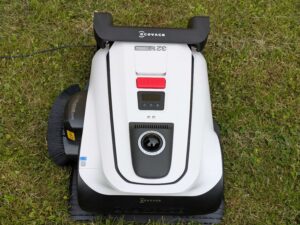 ECOVACS Goat A1600 LiDAR PRO Mähroboter in der Ladestation von hinten