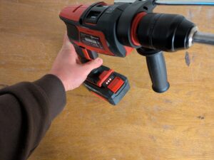 Einhell TE-ID 18 Li-Solo Schlagbohrmaschine im Einsatz (2)