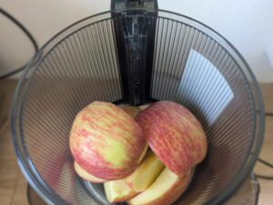Fretta-Slow-Juicer Äpfel im Fruchtbehälter