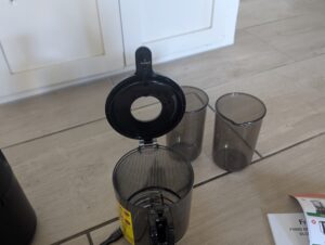 Fretta-Slow-Juicer Fruchtbehälter mit geöffnetem Deckel