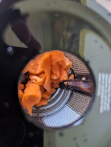 Fretta-Slow-Juicer Möhren beim Entsaften