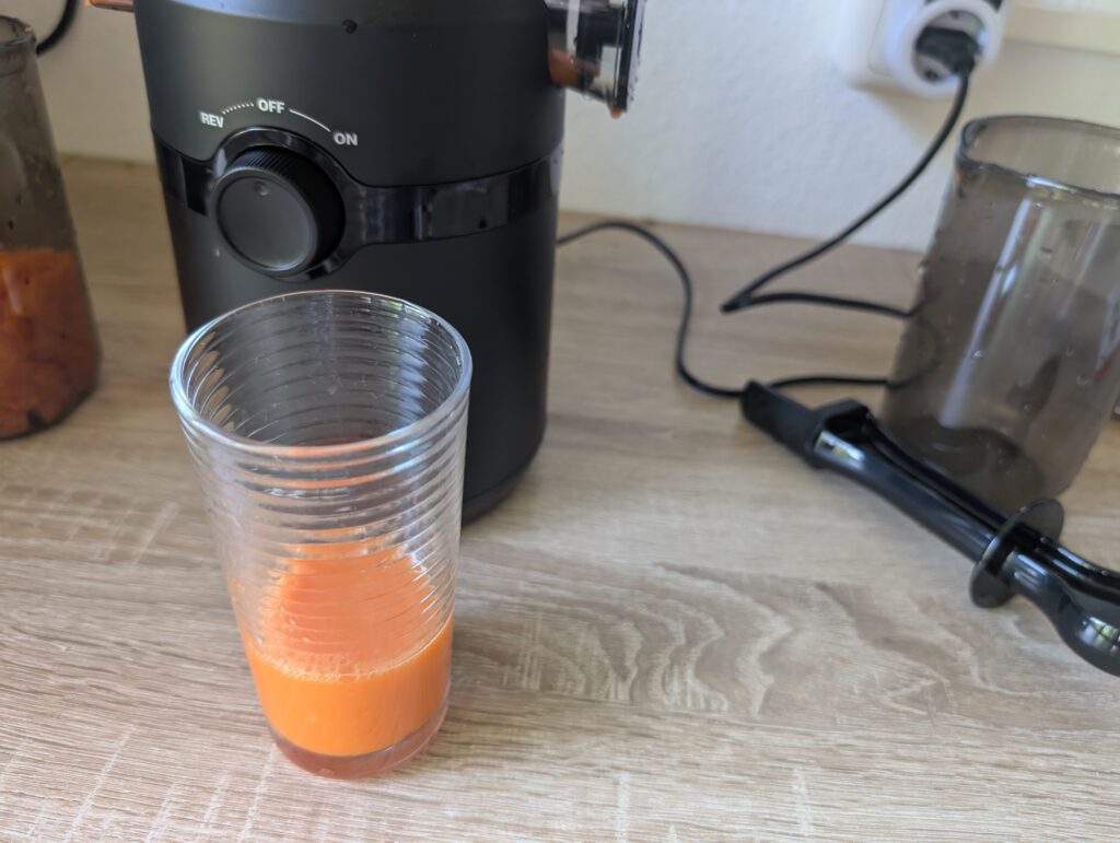 Fretta-Slow-Juicer Möhrensaft im Glas