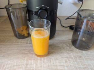 Fretta-Slow-Juicer Orangensaft im Glas