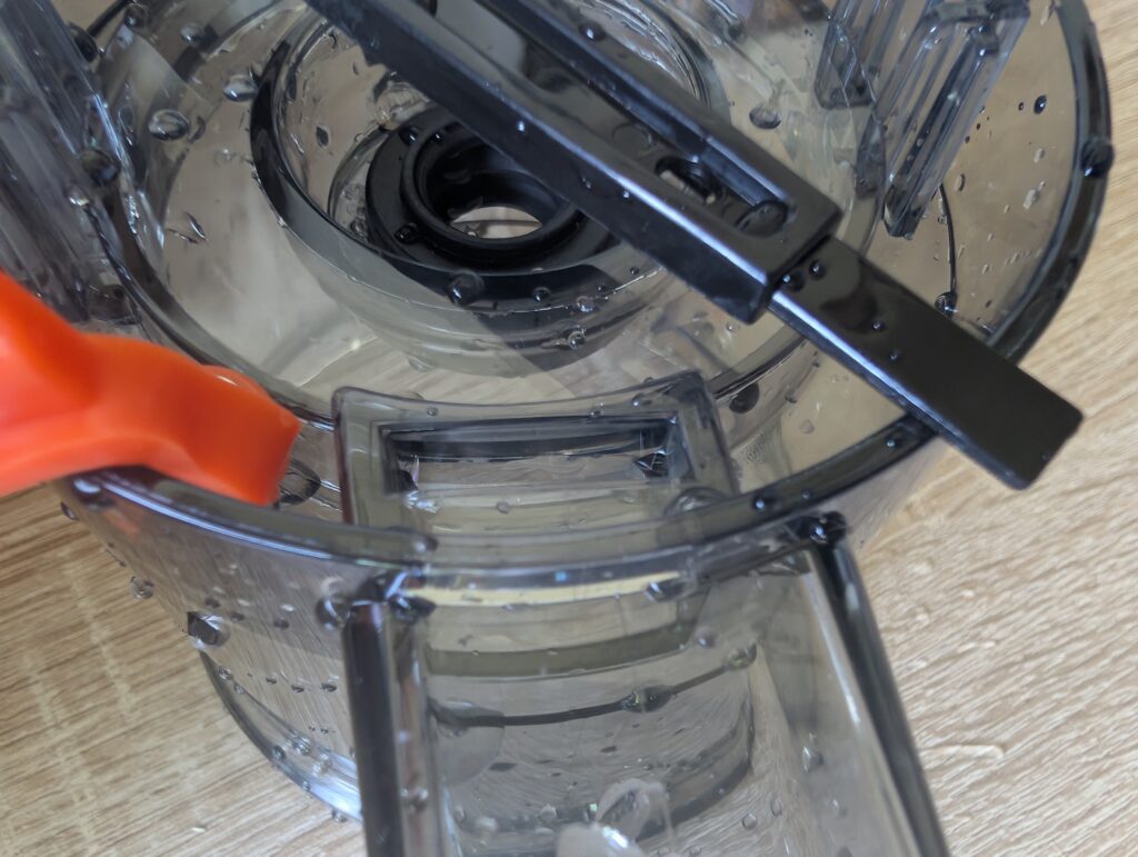 Fretta-Slow-Juicer Reinigungspinsel Detail und Tresterkanal geöffnet