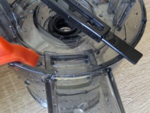 Fretta-Slow-Juicer Reinigungspinsel Detail und Tresterkanal geöffnet