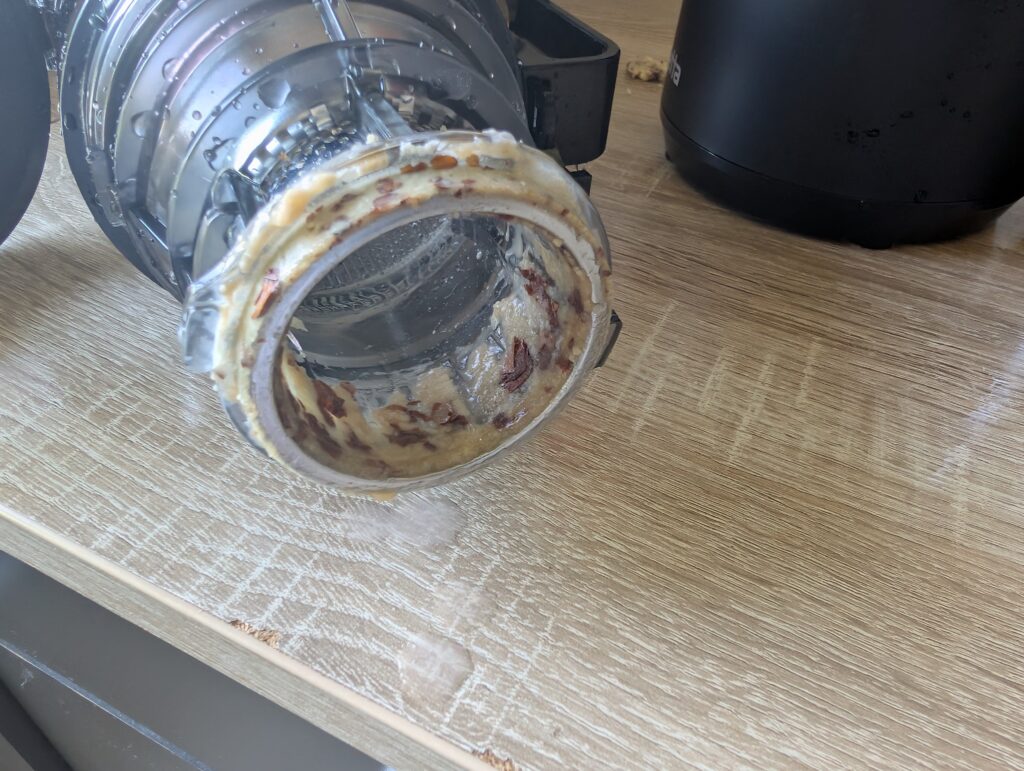 Fretta-Slow-Juicer nach dem Auspressen der Mandeln