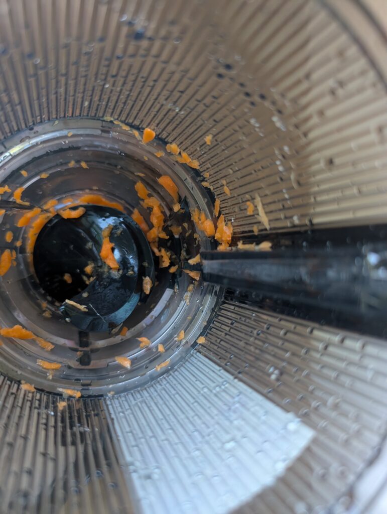Fretta-Slow-Juicer nach dem Entsaften der Möhren 1