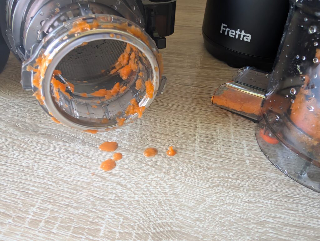 Fretta-Slow-Juicer nach dem Entsaften der Möhren 2