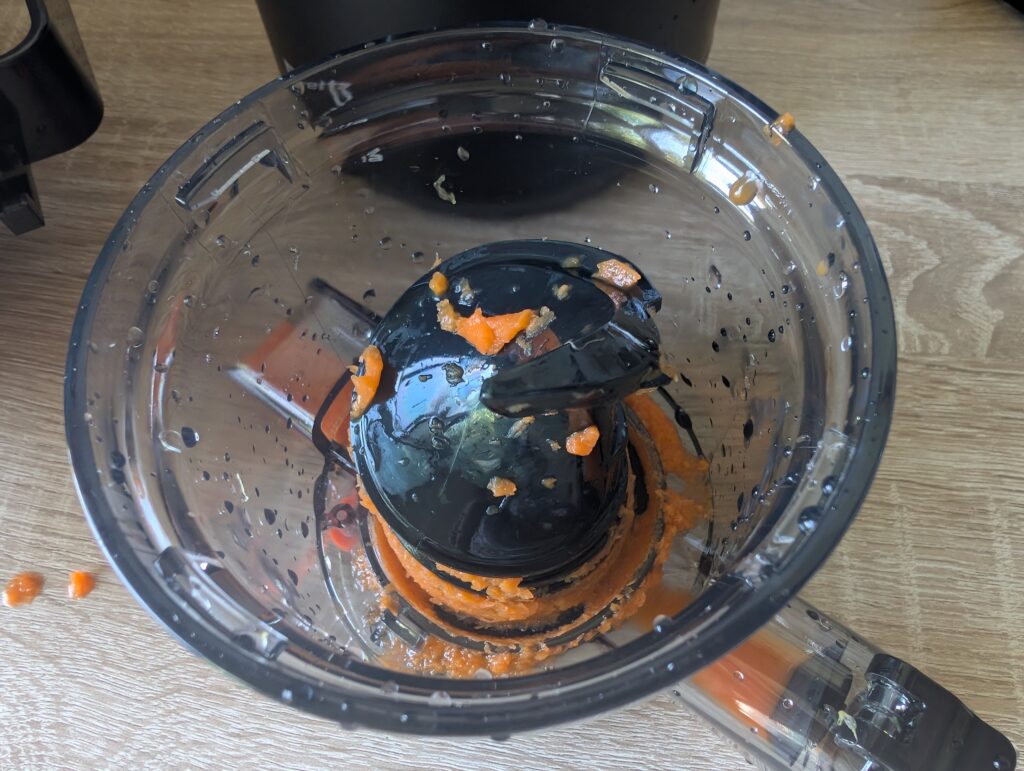Fretta-Slow-Juicer nach dem Entsaften der Möhren 3