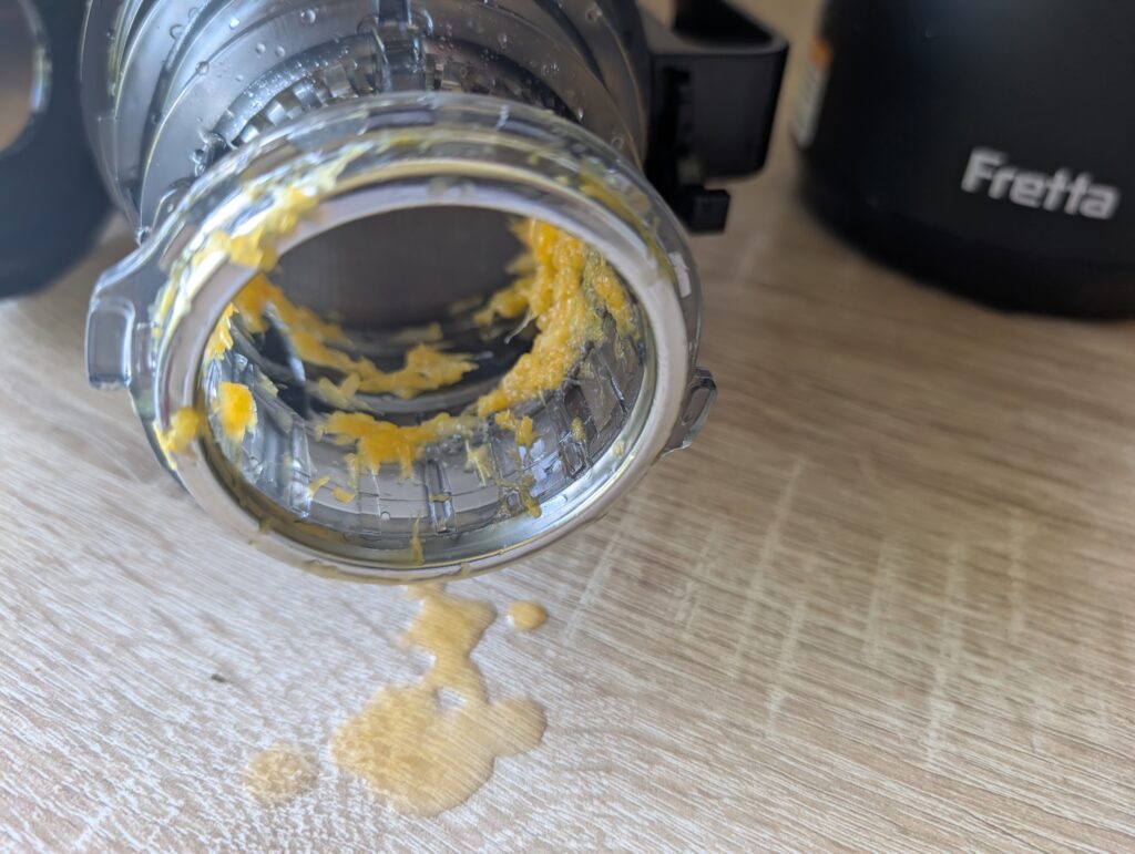 Fretta-Slow-Juicer nach dem Entsaften der Orangen 2