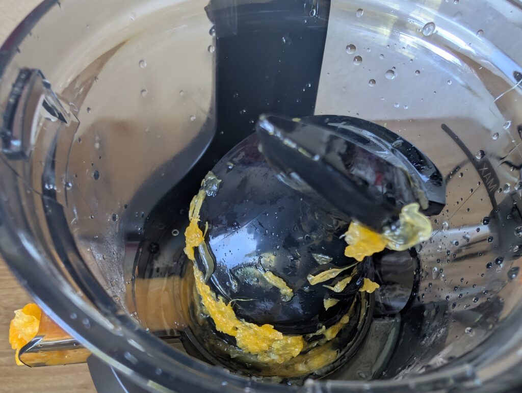 Fretta-Slow-Juicer nach dem Entsaften der Orangen 3