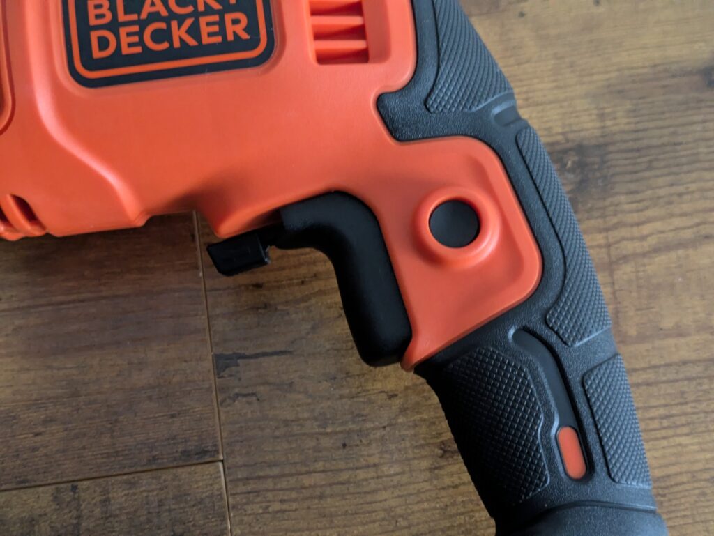 Griffbereich der BLACK+DECKER BEH200K-QS Schlagbohrmaschine