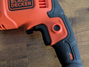 Griffbereich der BLACK+DECKER BEH200K-QS Schlagbohrmaschine