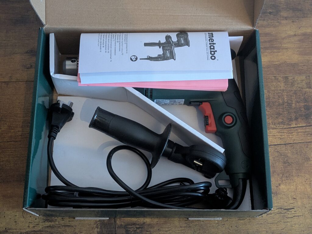 Karton der Metabo SBE 650 Schlagbohrmaschine geöffnet