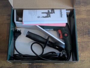 Karton der Metabo SBE 650 Schlagbohrmaschine geöffnet