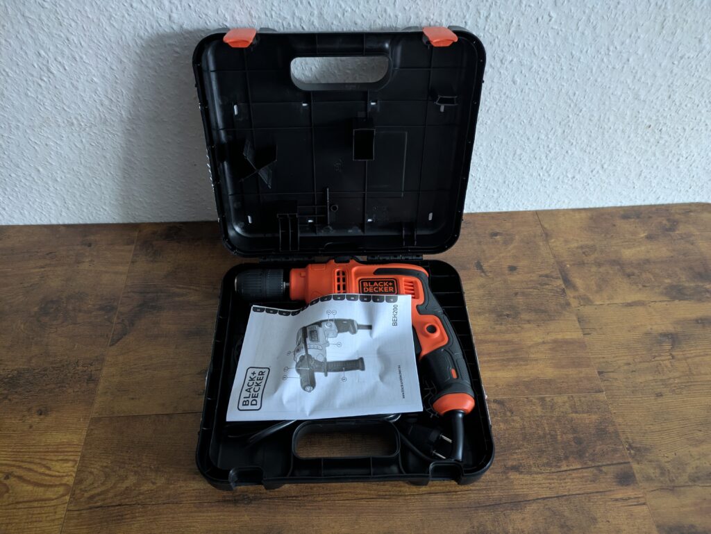 Koffer der BLACK+DECKER BEH200K-QS Schlagbohrmaschine geöffnet