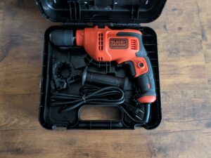 Koffer der BLACK+DECKER BEH200K-QS Schlagbohrmaschine geöffnet (2)