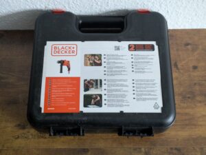Koffer der BLACK+DECKER BEH200K-QS Schlagbohrmaschine von hinten