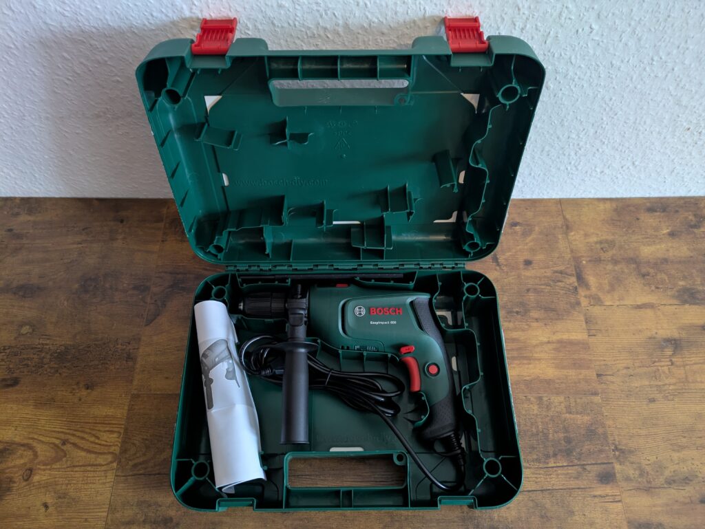 Koffer der Bosch EasyImpact 600 Schlagbohrmaschine geöffnet