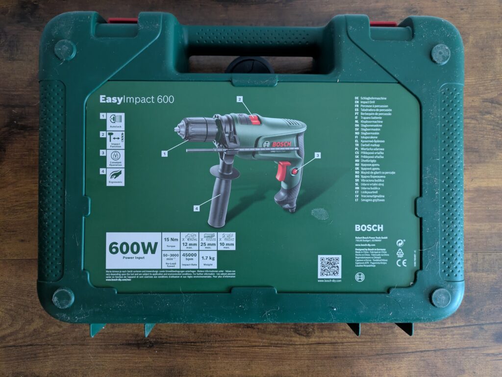 Koffer der Bosch EasyImpact 600 Schlagbohrmaschine von hinten