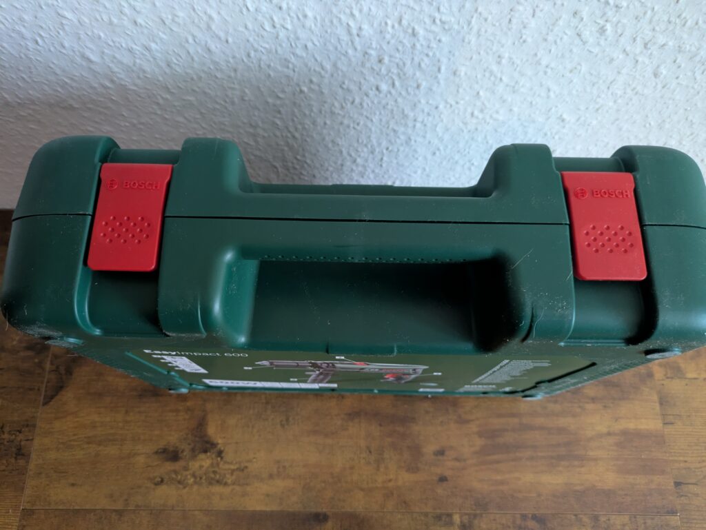 Koffer der Bosch EasyImpact 600 Schlagbohrmaschine von oben