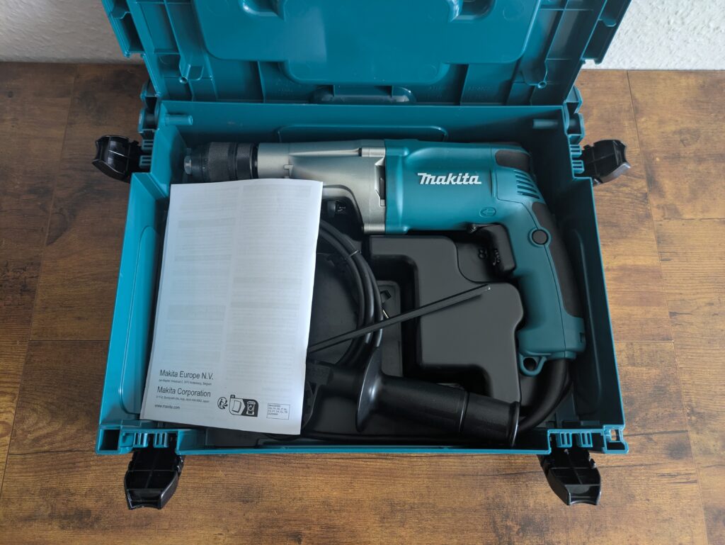 Koffer der Makita HP2051FJ Schlagbohrmaschine geöffnet