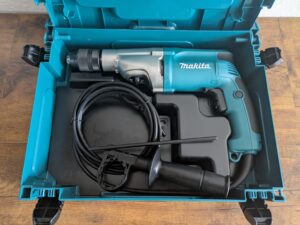 Koffer der Makita HP2051FJ Schlagbohrmaschine geöffnet (2)